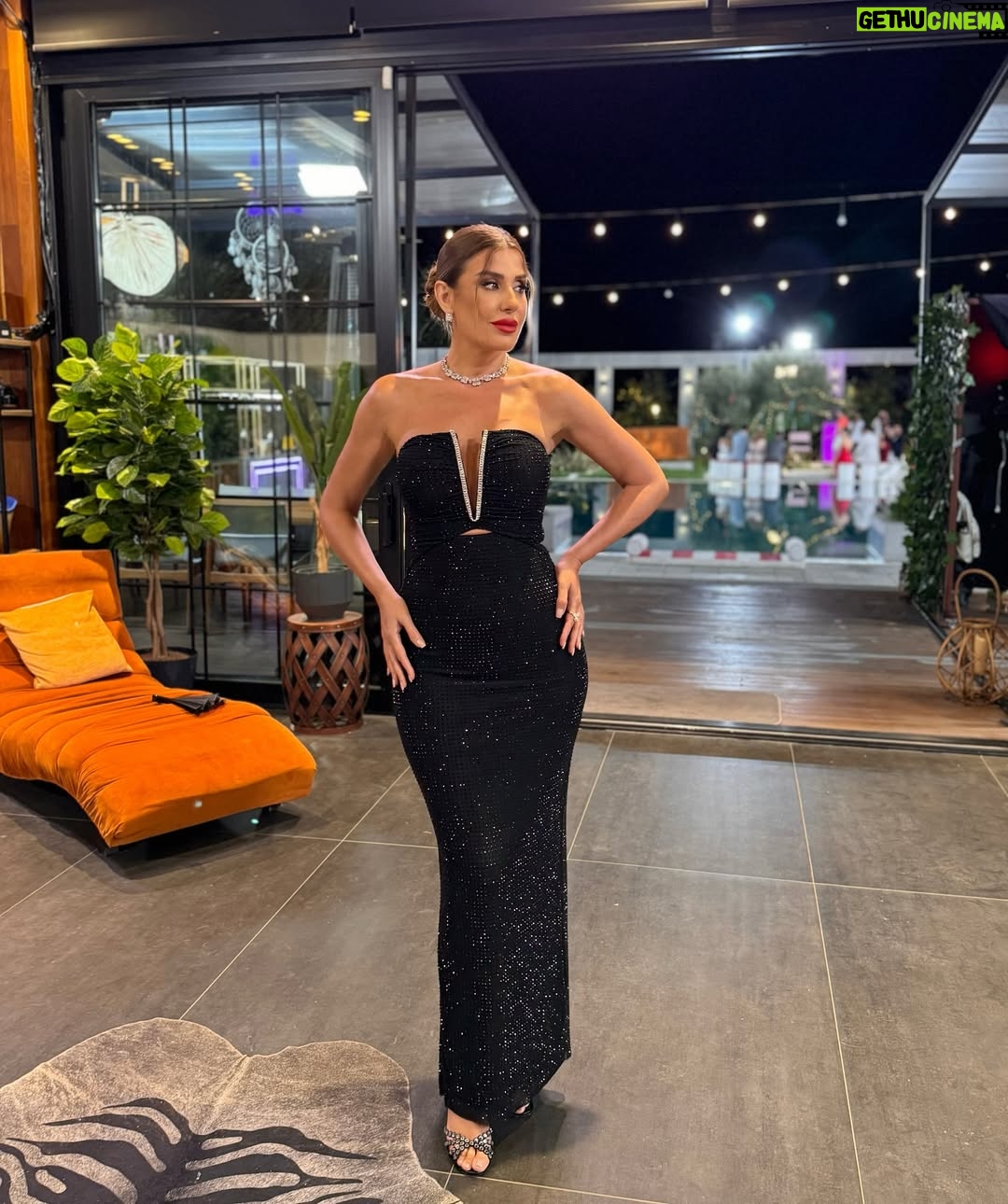 Rita Harb - 83.2K Likes - رح رجعكن لأجواء النهائي الأول من #قسمة_و_نصيب الموسم الثاني🖤
من أحلى الإطلالات بالنسبة إلي🫶🏼✨
#ritaharb #RH #ريتا_حرب
Dress @mrselfportrait
Heels @aquazzura
Stylist @lelemoda90 @aya_kassas_
Jewelry @tophills
Make up @iremkilicli
Hair @gorkem_hairdresser
