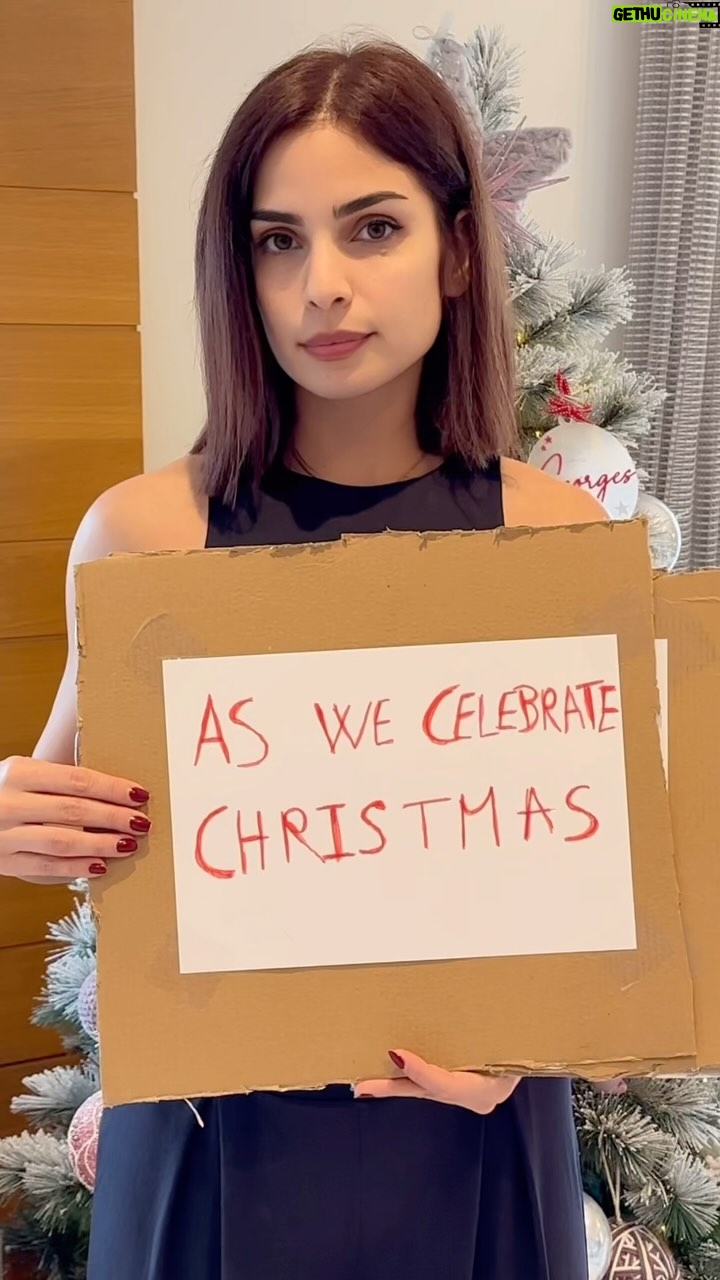Rita Hayek - 12.2K Likes - نحنا و عم نحتفل بعيد الميلاد
ببيوتنا مع أحبابنا
في أطفال عم ينقتلو
بالارض اللي ولد فيا يسوع
و عائلات من لبنان عم يبكو شهدائهن
ببيوتهن المدمّرة..صلّو لبلادنا يحميها يسوع🙏🏻