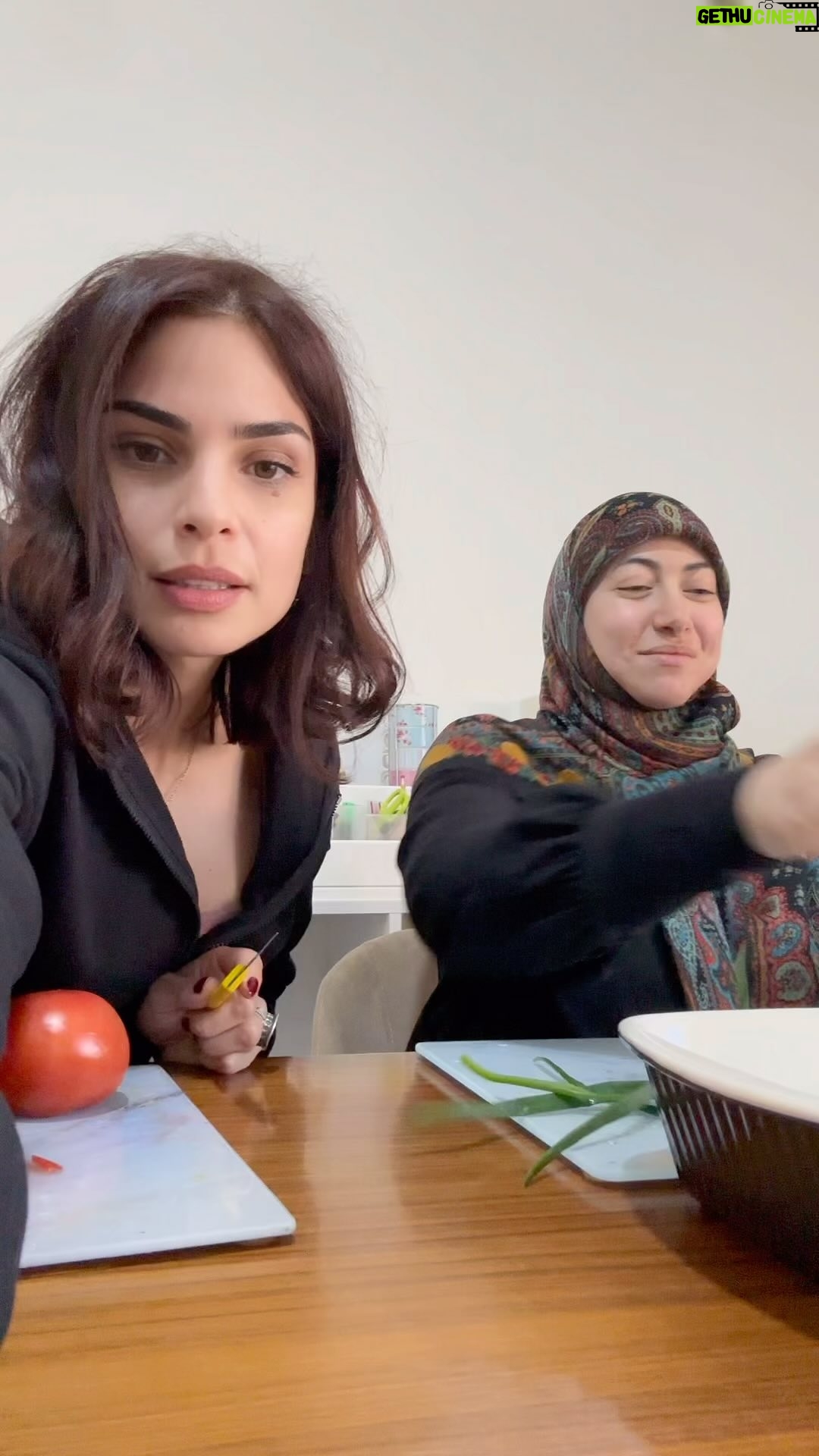 Rita Hayek - 8.5K Likes - اللّي بيشوفنا أنا و سميّة بيقول شو جاب هول الاتنين لبعض؟ أنا بقلّكن شو جاب: عشقنا ل🇱🇧 و تعلّقنا بهالارض. و كتير أشيا غير اكتشفناها بهالقعدة سوا. قعدة كان فيها من كلّ شي: ضحك و بكي و طبخ و حكي كتييير و أطيب كمّونة جنوبيّة:
٤ملاعق كبيرة تحويجة الكبة
٦ حبات بندورة مفرومة تخلط مع ٢ كوب سميد حتى يتش البرغل
٢ ملعقة كبيرة رب البندورة
٦ ملاعق زيت زيتون
رشة ملح
كوب من النعنع و بقدونس مفروم فرم ناعم
تخلط المكونات و تقدم مع المخللات، خبز المرقوق، كل شي حشايش ممكن تخطر على بالكن و ألف عافية.
