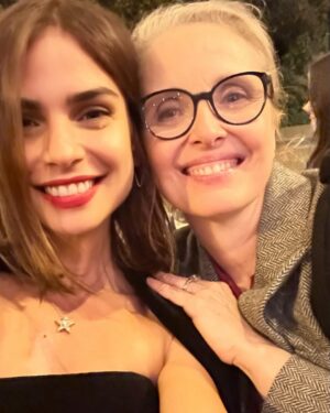 Rita Hayek Instagram - صرلي أكتر من شهر بدّي شارك هالخبر معكن،ب١٦ أيلول الماضي كانت ليلة إفتتاح فيلم "البرابرة" بباريس. أوّل فيلم فرنسي بشارك فيه مع مخرجة كنت إحلم إتعرّف عليها جولي دلبي. بعد ليلة الافتتاح كنت بعدني عايشة الحلم و صارت ضربة البايحرز بلبنان. هالضّربة شالتني من حلمي و رجّعتني عالواقع..واقع عالم فاقد إنسانيّته. رجعت بأوّل طيّارة علبنان لانّو بهاللّحظة هون كان عبالي كون. 
"البرابرة" فيلم إنساني بإمتياز، كتير بيحاكي الوضع اللي عم نعيشوا، فيلم بيحكي عن مدى قدرتنا لتقبّل الاخر و التّعاطف معو بالرّغم من إختلافاتنا. انشالله قريباً بيوصل الفيلم على لبنان..حاليّاً عم ينعرض بفرنسا بأكتر من ٥٠٠ صالة. و بالرّغم من كلّ شي أنا فخورة. 🤍🇱🇧

This is something I wanted to share with you for more than a month now. The Avant-Premiere of “Les barbares” in Paris on the 16th of September. It was a magical night to say the least..A dream come true. My first french movie with a director and actress I look up to @delpy.julie. I was still on a cloud floating the day after the Avant-premiere when the pagers attack happened. 
It brought me back to reality, the reality of a world that lost its humanity and its ability to feel empathy. I booked the next flight to Beirut because it’s where I wanted to be with everything that’s happening.
“Les Barbares” is a movie about humanity about our ability to accept others in times of crisis. Its showing now in theaters all over France. A moment of pride despite everything 🤍