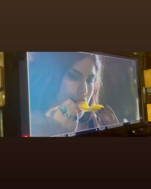 Rita Hayek Instagram - بما إنّو "بارانويا " عم يرجع ينعرض حبّيت إستذكر ميلا “الثّائرة” و إيّام التّصوير الجنون🔥
Since “Paranoia” is showing again on @mbc1 here are some throwback pictures of wild Mila and those crazy filming days🔥

#ritahayek #ريتا_حايك #paranoia #mila