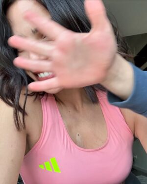 Rita Hayek Instagram - كتير جوّ حلو اليوم! شمس و غنج و تصوير و وإيد جورج بنصّ الصّورة روعة. 
Last slide🤪