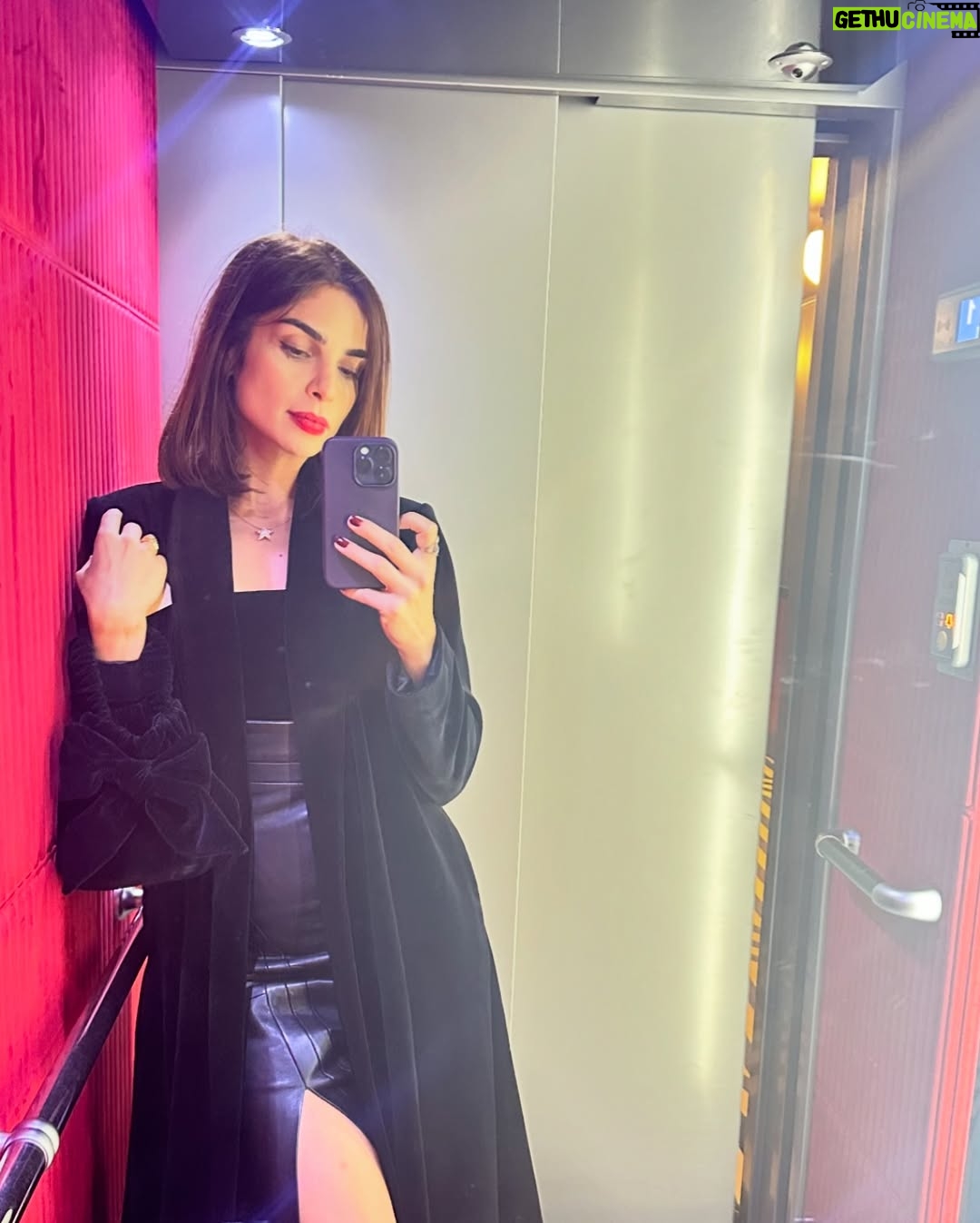 Rita Hayek - 5.5K Likes - صرلي أكتر من شهر بدّي شارك هالخبر معكن،ب١٦ أيلول الماضي كانت ليلة إفتتاح فيلم "البرابرة" بباريس. أوّل فيلم فرنسي بشارك فيه مع مخرجة كنت إحلم إتعرّف عليها جولي دلبي. بعد ليلة الافتتاح كنت بعدني عايشة الحلم و صارت ضربة البايحرز بلبنان. هالضّربة شالتني من حلمي و رجّعتني عالواقع..واقع عالم فاقد إنسانيّته. رجعت بأوّل طيّارة علبنان لانّو بهاللّحظة هون كان عبالي كون.
"البرابرة" فيلم إنساني بإمتياز، كتير بيحاكي الوضع اللي عم نعيشوا، فيلم بيحكي عن مدى قدرتنا لتقبّل الاخر و التّعاطف معو بالرّغم من إختلافاتنا. انشالله قريباً بيوصل الفيلم على لبنان..حاليّاً عم ينعرض بفرنسا بأكتر من ٥٠٠ صالة. و بالرّغم من كلّ شي أنا فخورة. 🤍🇱🇧
This is something I wanted to share with you for more than a month now. The Avant-Premiere of “Les barbares” in Paris on the 16th of September. It was a magical night to say the least..A dream come true. My first french movie with a director and actress I look up to @delpy.julie. I was still on a cloud floating the day after the Avant-premiere when the pagers attack happened.
It brought me back to reality, the reality of a world that lost its humanity and its ability to feel empathy. I booked the next flight to Beirut because it’s where I wanted to be with everything that’s happening.
“Les Barbares” is a movie about humanity about our ability to accept others in times of crisis. Its showing now in theaters all over France. A moment of pride despite everything 🤍