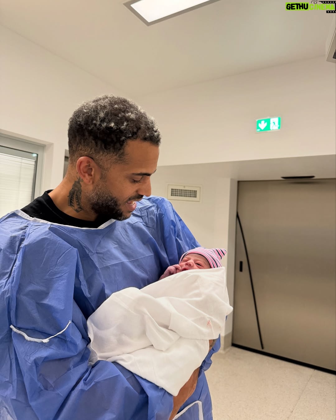 Rita Pereira - 55.7K Likes - Hoje é sobre ele. O homem que eu escolhi para ser meu companheiro e tive a sorte de ser um pai EXTRAORDINÁRIO. Tive a sorte sim, porque por mais que achemos que aquela pessoa possa ser um bom pai para os nossos filhos, nunca temos a certeza, até presenciarmos.
Que pai incrível, que pai presente, que pai atento, preocupado, engraçado, divertido, sensível, afetuoso, paciente, disciplinado, motivador, protector, que pai do caraças!!!! Que sorte que eu tenho.
I really admire and respect you as a father and it’s a pleasure watching you being it. You’re the best ♥️
#fathersday #dadofmykids