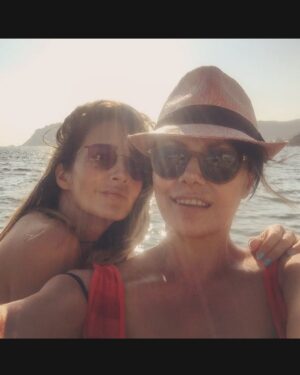 Rojda Demirer Instagram - Bazı insanlar vardır hayatınızda , her zaman sizin için ordadır …işte bunu bilmek o güveni hissetmektir dostluk🥹🫶ne mutlu bize biliyorum sen her zaman ordasın seni çok ama çoook seviyorum güzel kalplim❤️kalbindeki merhamet duygun , gözlerindeki ışıltın , bizlere verdiğin o eşsiz enerjinle hep ama hep hayatımda oldun ve hep de olacaksın biliyorum seni çoook seviyorum canımmm nice anılarımıza nice yıllarımıza 🥂@mehtapbayri 🙏❤️ #happybirthday 🎉🎂