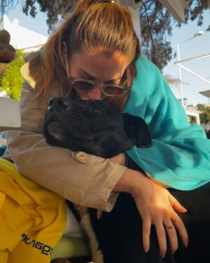 Rojda Demirer Instagram - Ahh o bakışları o kafayı yaslayışı kalbimi bıraktım yine 🥹Gündem yoğun arada kaynamasınlar ltf🙏 bize herzamankinden daha çok ihtiyaçları var 🐕 🐈 
#sokakhayvanlarısahipsizdeğil #yasayıiptaletaym