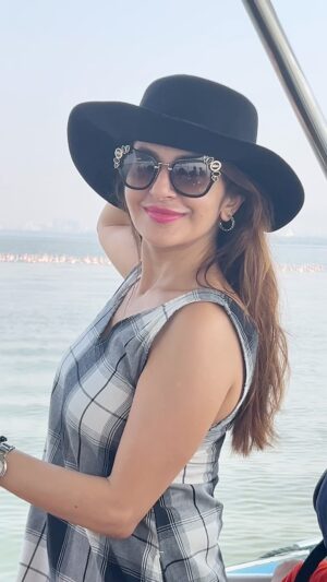 Roop Durgapal Instagram - Just a Flamingo 🦩 kinda day that it was… 
.
.
.
.
#reelitfeelit #flamingo #réel #reelsinstagram #newreels #trends #trending #roopdurgapal #celebconnex