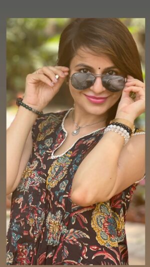 Roop Durgapal Instagram - Live the life you love.. love the life you live 🖤 
Wearing @jisorajaipur 
.
.
.
#indianwear #reelitfeelit #réel #instareel #celebconnex #roopdurgapal #reelkarofeelkaro #reelsinstagram #reels