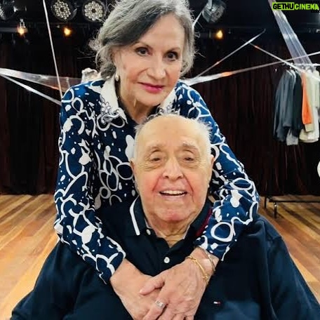 Rosamaria Murtinho - 21.3K Likes - Cada ano fica mais difícil escrever algo para o Mauro. Ontem ele fez mais um ano de vida e continua sendo minha melhor parte, companheiro, esposo, pai dos meus filhos e meu melhor amigo. É incrível ver os anos que passamos juntos, suas conquistas e o esse amor crescendo cada vez mais. Feliz aniversário, te amo ❤️