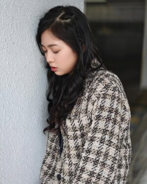 Rosita Kwok Instagram - 丁丁擘大眼都瞓得著，而我…就企喺度都瞓得著，ASIB係Sleeping Everywhere！Julie係咩周公嚟㗎？🙈
鳴謝：山聰、Jazz
#奪命提示 #瞓覺相Challenge
@joelshanchung @karl_ting @arryuu @itstiffanylau @owencheung @jazz_boon