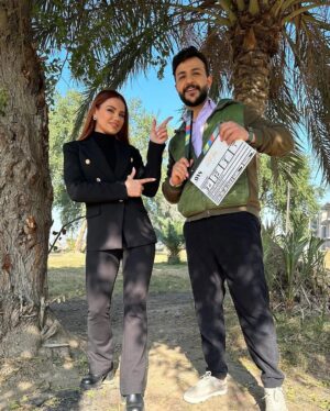Rowida Shaheen Instagram - الى اساتذتنا الكبار وزملائي الي جنت سعيدة بالعمل معهم والى كل كادر العمل الي للاسف ما يكفي البوست حتى اضيف صورهم كل عام وانتم بخير وسعادة ونجاح. كل عام ومتابعيني الغاليين على قلبي بمليون خير💙 #خان_الذهب