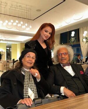 Rowida Shaheen Instagram - الى اساتذتنا الكبار وزملائي الي جنت سعيدة بالعمل معهم والى كل كادر العمل الي للاسف ما يكفي البوست حتى اضيف صورهم كل عام وانتم بخير وسعادة ونجاح. كل عام ومتابعيني الغاليين على قلبي بمليون خير💙 #خان_الذهب