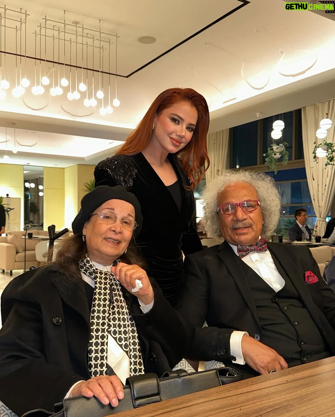 Rowida Shaheen - 129.6K Likes - الى اساتذتنا الكبار وزملائي الي جنت سعيدة بالعمل معهم والى كل كادر العمل الي للاسف ما يكفي البوست حتى اضيف صورهم كل عام وانتم بخير وسعادة ونجاح. كل عام ومتابعيني الغاليين على قلبي بمليون خير💙 #خان_الذهب