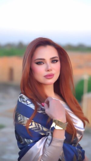 Rowida Shaheen Instagram - في أرض الرافدين ينبض قلبي بالفخر والحب، فأنا جزء من تلك الحكاية العريقة💙 
منو يعرف اسم هذا المكان الجميل؟ 

الفستان من توقيع المصممة المبدعة @noor.hadi.mojtaba 
تصوير @mahmod.alrawi.ph