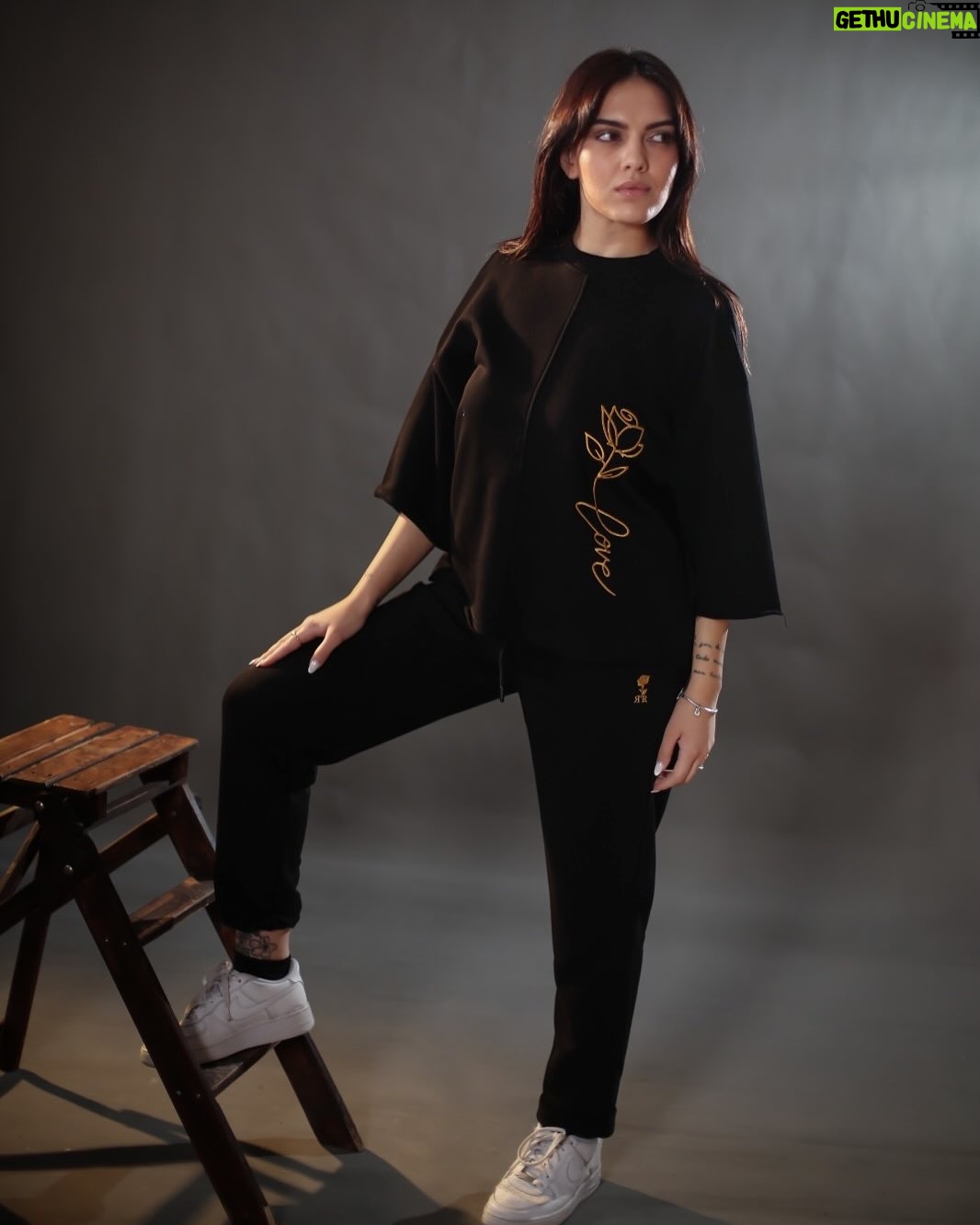 Rozana Radi - 8.5K Likes - Koleksioni me i ri i pranveres “Rose Love 2025” @rosebyrozanaradi_casual 🌹 per te gjitha VAJZAT qe e dine cfare duan 🫶 
Model: @liviabrunga 
#color #black #rozanaradi #newcollection #rosebyrozanaradi #liviabrunga #bigbrotheralbaniavip