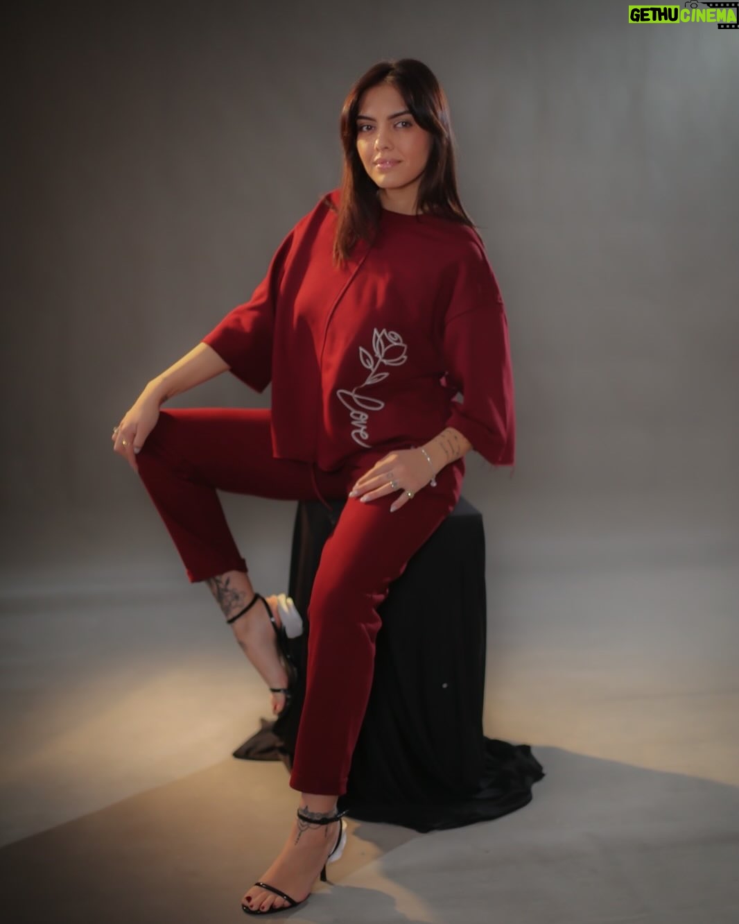 Rozana Radi - 9.3K Likes - Koleksioni me i ri i pranveres “Rose Love 2025”@rosebyrozanaradi_casual 🌹 per te gjitha VAJZAT qe e dine cfare duan 🫶 
Model: @liviabrunga 
#color #burgundy #rozanaradi #newcollection #rosebyrozanaradi #liviabrunga #bigbrotheralbaniavip