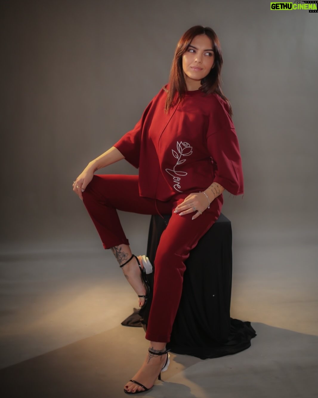 Rozana Radi - 9.3K Likes - Koleksioni me i ri i pranveres “Rose Love 2025”@rosebyrozanaradi_casual 🌹 per te gjitha VAJZAT qe e dine cfare duan 🫶 
Model: @liviabrunga 
#color #burgundy #rozanaradi #newcollection #rosebyrozanaradi #liviabrunga #bigbrotheralbaniavip