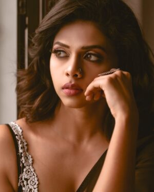 Rutuja Bagwe Instagram - Eyes that never lose faith, even in the darkest nights.

p.c @ashayrtulalwar 
MUA @hema_dhavan 

#eyes