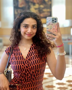 Saanve Megghana Instagram - What Amma.. iPhone lo kuda blur photos ah? 😆😆