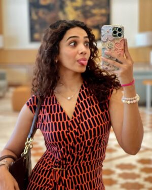 Saanve Megghana Instagram - What Amma.. iPhone lo kuda blur photos ah? 😆😆