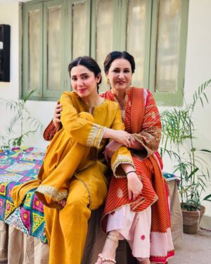 Saba Faisal Instagram - ستارے زمیں پر 🧚✨🌟💫🤩خِرَد اور اسکی ماں ایک مرتبہ پھر ایک انوکھے دلچسپ اور منفرد انداز میں 💯🌹💃

@mahirahkhan @humtvpakistanofficial ❤️🥰🤗