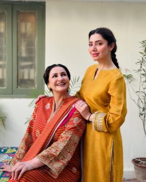 Saba Faisal Instagram - ستارے زمیں پر 🧚✨🌟💫🤩خِرَد اور اسکی ماں ایک مرتبہ پھر ایک انوکھے دلچسپ اور منفرد انداز میں 💯🌹💃

@mahirahkhan @humtvpakistanofficial ❤️🥰🤗