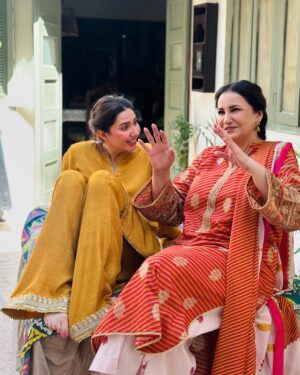 Saba Faisal Instagram - ستارے زمیں پر 🧚✨🌟💫🤩خِرَد اور اسکی ماں ایک مرتبہ پھر ایک انوکھے دلچسپ اور منفرد انداز میں 💯🌹💃

@mahirahkhan @humtvpakistanofficial ❤️🥰🤗