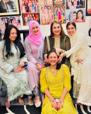Saba Faisal Instagram - Eid ki khushyan apno k saath🌹🌹🌹