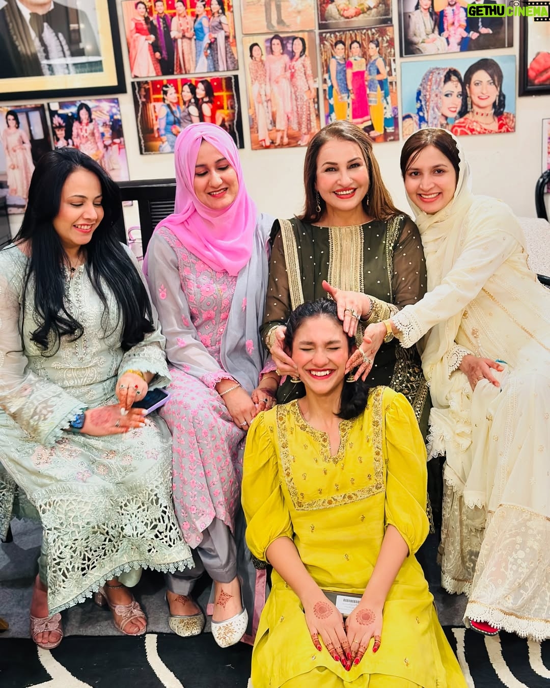 Saba Faisal - 24.8K Likes - Eid ki khushyan apno k saath🌹🌹🌹