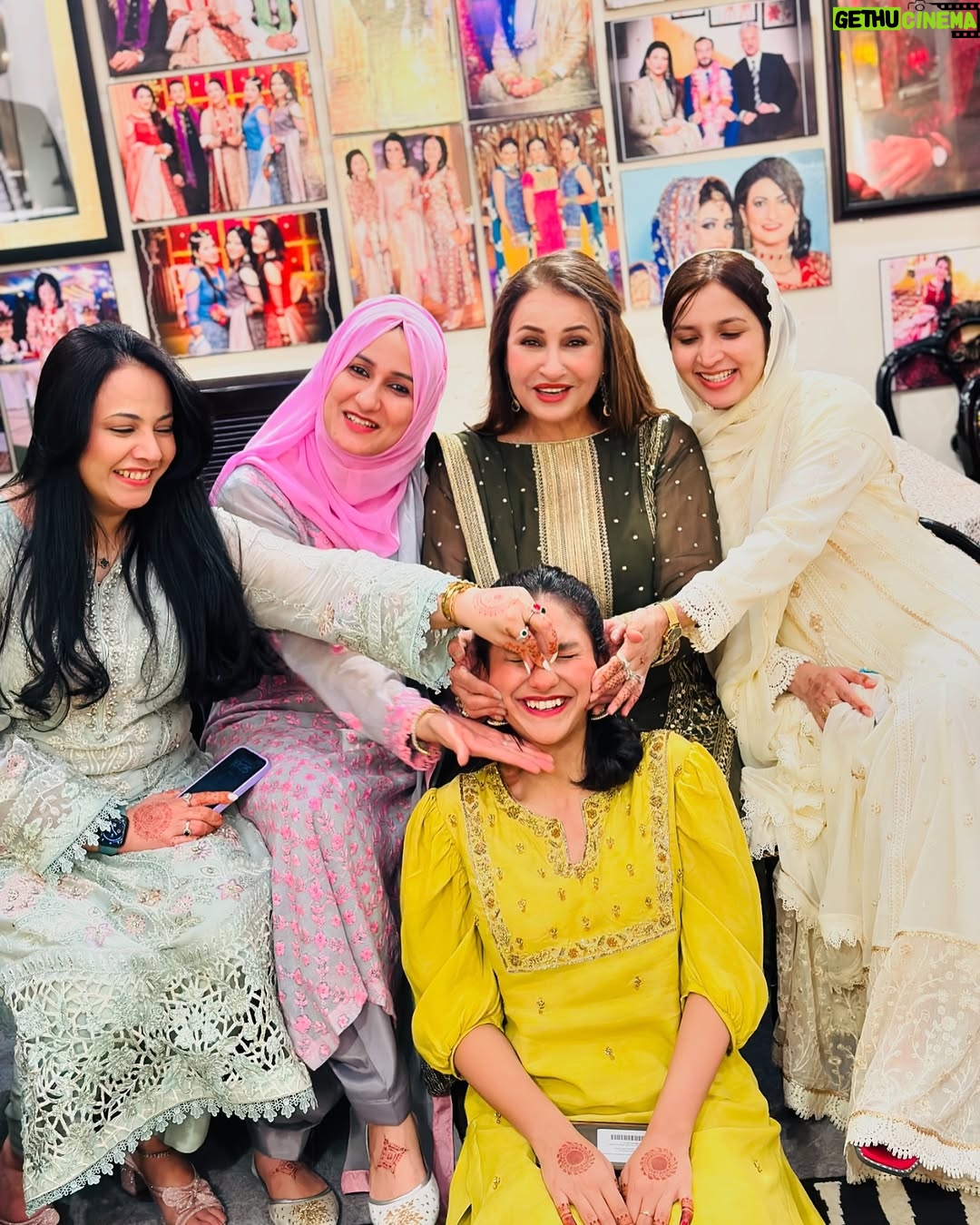 Saba Faisal - 24.8K Likes - Eid ki khushyan apno k saath🌹🌹🌹