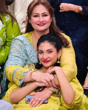 Saba Faisal Instagram - Eid ki khushyan apno k saath🌹🌹🌹