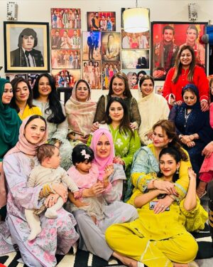 Saba Faisal Instagram - Eid ki khushyan apno k saath🌹🌹🌹