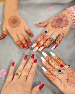 Saba Faisal Instagram - Eid ki khushyan apno k saath🌹🌹🌹