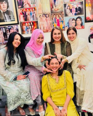 Saba Faisal Instagram - Eid ki khushyan apno k saath🌹🌹🌹