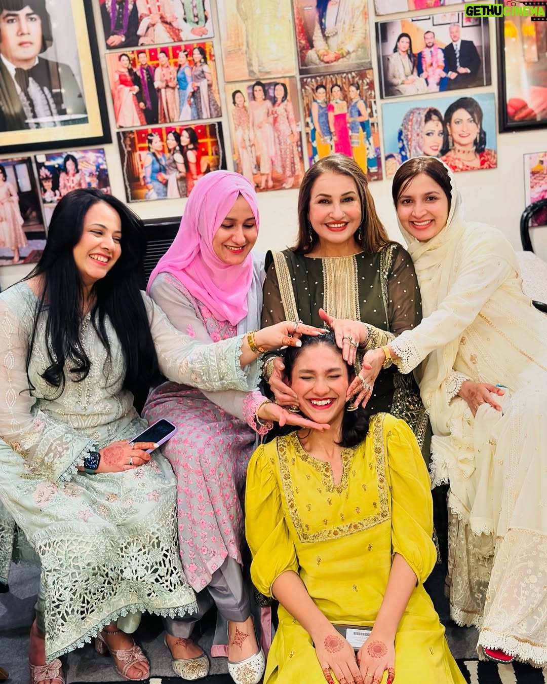 Saba Faisal - 24.8K Likes - Eid ki khushyan apno k saath🌹🌹🌹