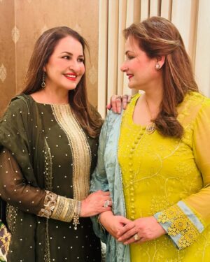 Saba Faisal Instagram - Eid ki khushyan apno k saath🌹🌹🌹