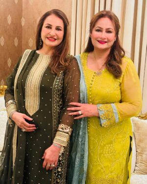 Saba Faisal Instagram - Eid ki khushyan apno k saath🌹🌹🌹