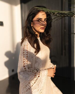 Saba Qamar Zaman Instagram - A delayed Eid post, but the love is right on time! ♥️🤗