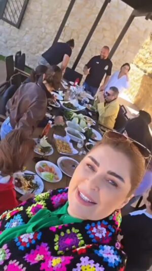 Sabine Nahas Instagram - المسيح قام 🙏 حقّاً قام 🫶
معايدة من القلب للجميع  من آل نحّاس آل رحمة وآل عبد النور ❤️