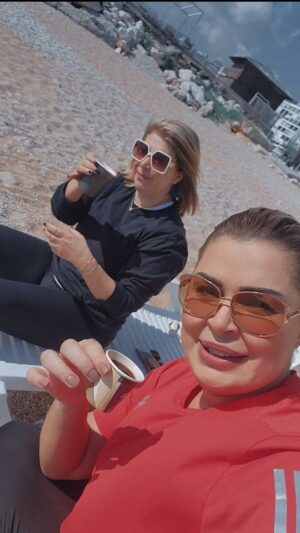 Sabine Nahas Instagram - مش المهم وين! المهم مع مين! الدنيا حلوة ❤️ يتمجّد اسم الرب 🙏❤️
#فرحة_ومرحة #سابين_نحاس #طاقة_ايجابية  #اقوال_وحكم_الحياة 
كثير مهم نحط حوالينا  الناس يلي بحلّولننا أيامنا  وبهوْنوها علينا بيدعمونا وبحبْونا هول الناس ما الهم ثمن ❤️
@sandraboustanynohra  love you sadi2te