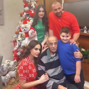Sabine Nahas Instagram - Wishing you a very Merry Christmas surrounded by your beautiful families and lovely friends 🙏❤️
You were missed habib okhtak @george_nour