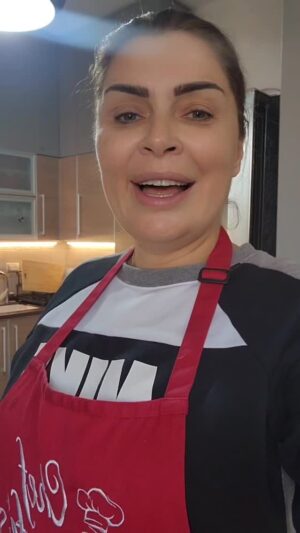 Sabine Nahas Instagram - Apple cake #apple_cake #chefchawfe 
وصفة جديدة لكايك التفاح مختلفة عن أول وصفة... كمان كثير طيبة وسهلة. #مطبخ #حلويات #شيف_شوفه #كايك_التفاح