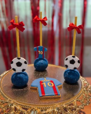 Sabrina Garciarena Instagram - Cumpleaños Feliz 🌈❤️💙

⭐️11 años de Puro Amor ⭐️

Te mereces todo amor de mi vida ! 
Te amamos infinito 💫
Felices 11 años .

Agradecimiento por cumplir el sueño de Lion 

La torta piñata perfecta ! Y no saben lo rica que es @sweetcakemonik 🎂
Mis amigos d @diegoinflables por ser siempre los mejores y guiarme con todo el cumple.🪅
A @guacamole_eventos por embellecer el evento siempre.🍿
A Gustavo que es amigo y siempre la mejor onda  @animarsport
Al mejor kiosco ever @open25.hs 🍭🍬🍫

A @violetamassey 💜 Siempre impecable todo 

Gracias @may_ariadna por todo🍭
Me gusta recomendar a la gente que trabaja increíble !!!