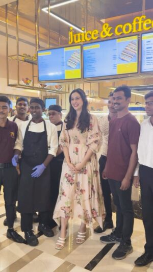 Sadia Khateeb Instagram - There is nothing more gratifying than walking into a theatre with house-full audience loving and enjoying your movie and that too in its second week ! I hope and pray that it only grows here onwards , Thank you to everyone for accepting us and giving so much appreciation ! Please keep the love  coming 🌸