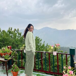 Sadia Khateeb Instagram - Aaj olay padne ki wajah Se jaldi pack up hogaya 🌸 🕺🏻💃🏻