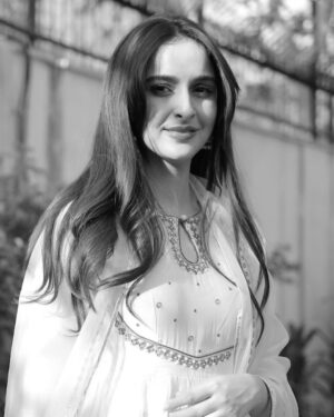Sadia Khateeb Instagram - @almaaribypooja @viralmantra @stylingbyvictor @sohail__mughal___  @rideographer