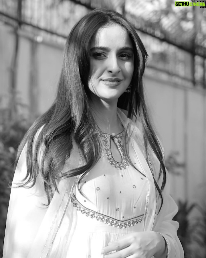 Sadia Khateeb - 8K Likes - @almaaribypooja @viralmantra @stylingbyvictor @sohail__mughal___ @rideographer