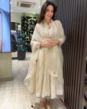 Sadia Khateeb Instagram - @almaaribypooja @viralmantra @stylingbyvictor @sohail__mughal___  @rideographer
