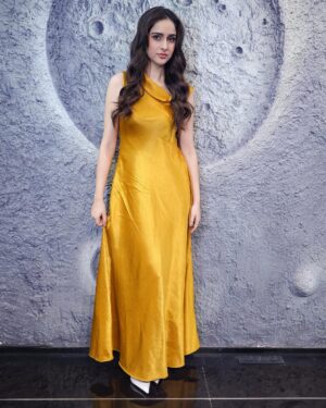 Sadia Khateeb Instagram - 🐥

Styled by @stylingbyvictor @sohail__mughal___
Outfit @arokaofficial 
Earing @palmonas_official 
Team @styleby_antara
@everymediaindia