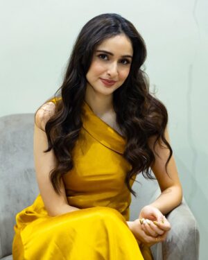 Sadia Khateeb Instagram - 🐥

Styled by @stylingbyvictor @sohail__mughal___
Outfit @arokaofficial 
Earing @palmonas_official 
Team @styleby_antara
@everymediaindia